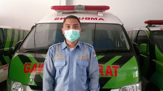 Defri Tiansah, petugas Ambulans Gawat Darurat (AGD) Dinas Kesehatan (Dinkes) DKI Jakarta. (Suara.com/Yaumal)