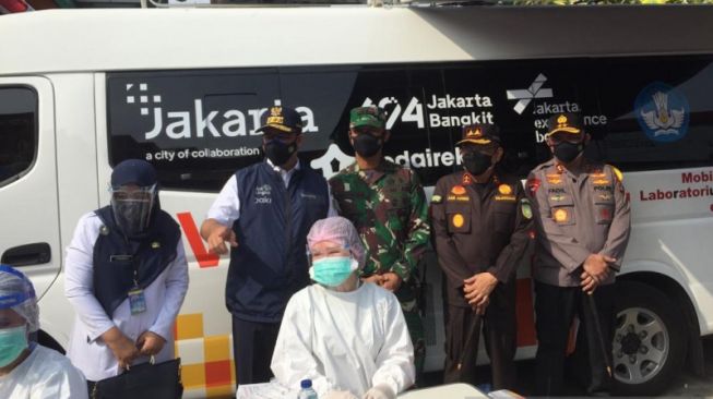 Gubernur DKI Jakarta Anies Baswedan didampingi Kapolda Metro Jaya Irjen Pol Fadil Imran, Pangdam Jaya Mayjen TNI Mulyo Aji, beserta jajaran hadir dalam uji coba vaksin keliling di Pasar Senen, Jakarta Pusat, Rabu [ANTARA/Mentari Dwi Gayati].