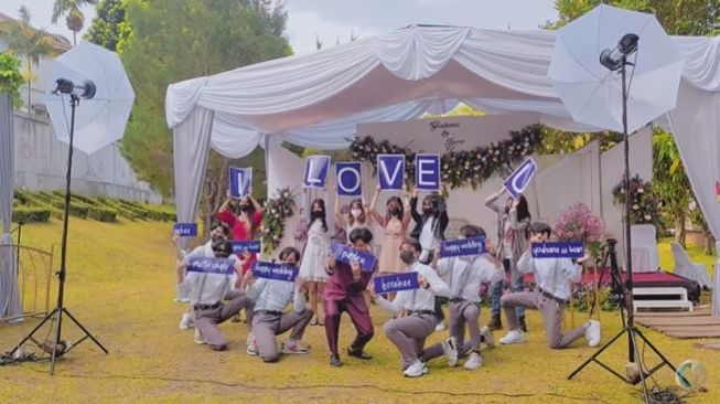 Viral Pengantin Pria Beri Kejutan Cover Dance BTS untuk Istri (youtube.com/CALL TEAM DC)