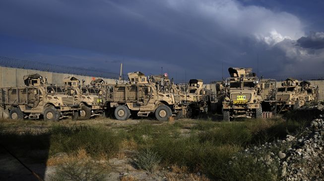 Kendaraan pelindung penyergapan tahan ranjau (MRAP) terlihat di dalam pangkalan udara AS Bagram setelah semua pasukan AS dan NATO pergi, di Afghanistan, pada (5/7/2021). [WAKIL KOHSAR / AFP]