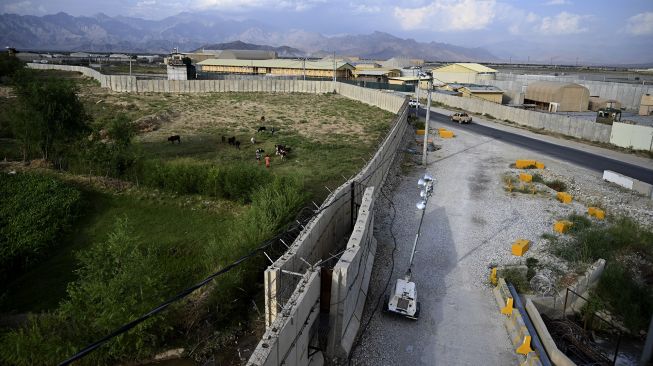 Suasana pangkalan udara AS Bagram setelah semua pasukan AS dan NATO pergi, di Afghanistan, pada (5/7/2021). [WAKIL KOHSAR / AFP]