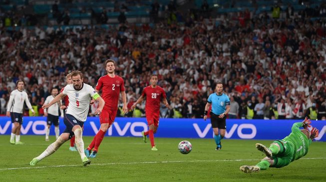 Pemain depan Inggris Harry Kane menembak dan mencetak gol selama pertandingan sepak bola semifinal EURO 2020 antara Inggris melawan Denmark di Stadion Wembley London, Inggris, Kamis (8/7) dini hari WIB. [Foto/AFP]