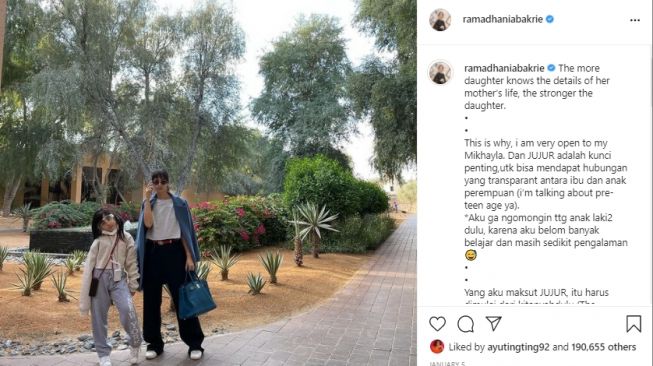 Potret Nia Ramadhani mengasuh anak [Instagram]