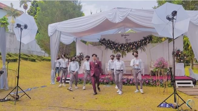 Bikin Penggemar Iri, Viral Pengantin Pria Beri Hadiah Dance Cover BTS untuk Istri