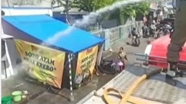 Viral Warung Soto Ayam Disemprot Semburan Disinfektan, Publik: Gak Manusiawi