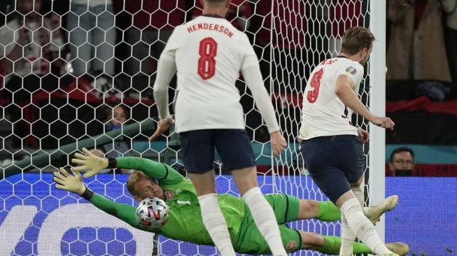 Pemain depan Inggris Harry Kane menembak dan mencetak gol selama pertandingan sepak bola semifinal EURO 2020 antara Inggris melawan Denmark di Stadion Wembley London, Inggris, Kamis (8/7) dini hari WIB. [Foto/AFP]