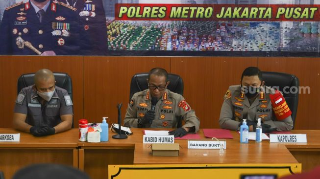 Kabid Humas Polda Metro Jaya Kombes Yusri Yunus (tengah) didampingi Kapolres Metro Jakarta Pusat Kombes Hengki Haryadi (kanan) dan Kasat Narkoba Kompol indrawienny panjiyoga saat menggelar rilis kasus narkoba yang menjerat Nia Ramadhani dan Ardie Bakrie di Polres Metro Jakarta Pusat, Kamis (8/7/2021). [Suara.com/Alfian Winanto]