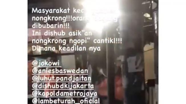 Viral petugas dishub nongkrong saat PPKM Darurat. (Dok. Instagram/Undercover.id)