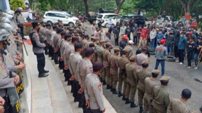 Makam Keramat Rusak, Warga Unjuk Rasa di DPRD Kolaka Utara