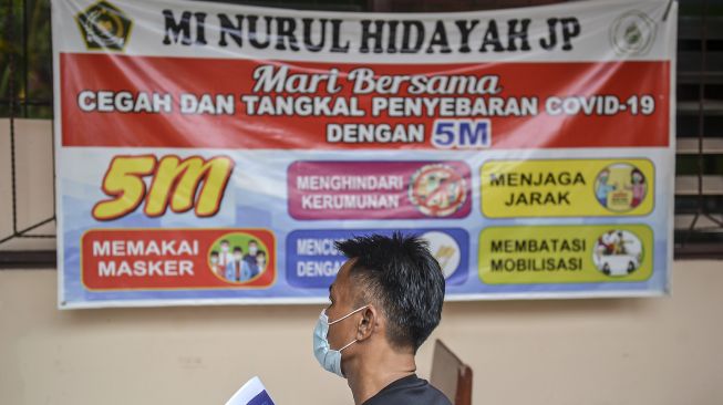 Seorang warga antre untuk pemeriksaan kesehatan sebelum mendapatkan vaksin COVID-19 di Yayasan Pendidikan Islam Al-Mahbubiyah, Jakarta Selatan, Rabu (7/7/2021). ANTARA FOTO/M Risyal Hidayat