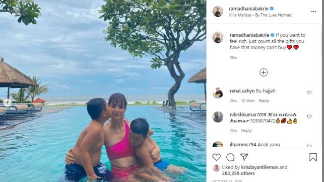 Potret Nia Ramadhani mengasuh anak [Instagram]