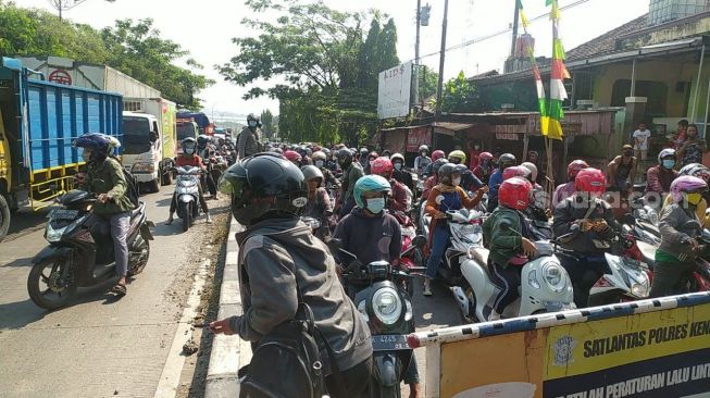Duh! Ribuan Pengandara Tak Bisa Masuk Kota Semarang, Pengendara : Harus Ada Surat Vaksin
