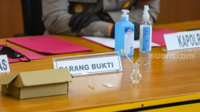 Barang bukti narkoba jenis sabu dan alat hisapnya ditampilkan saat rilis kasus narkoba yang menjerat Nia Ramadhani dan Ardie Bakrie di Polres Metro Jakarta Pusat, Kamis (8/7/2021). [Suara.com/Alfian Winanto]