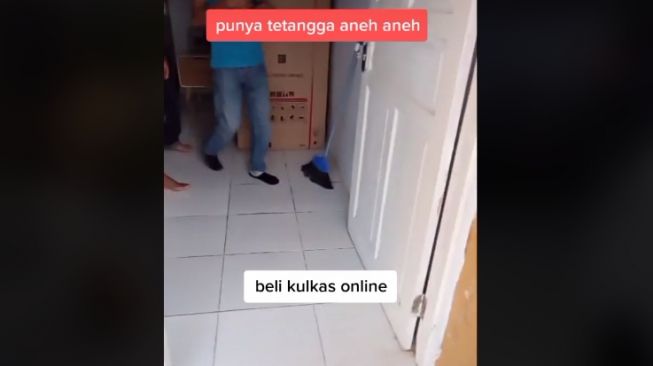 Wanita sebut tetangga aneh gegara beli kulkas online (tiktok)