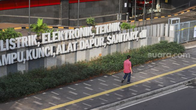 Warga melintas di depan Plaza Kenari Mas di kawasan Senen, Jakarta Pusat, Kamis (8/7/2021). [Suara.com/Alfian Winanto]