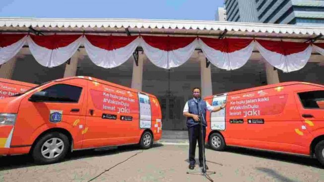 Gubernur DKI Jakarta Anies Baswedan meluncurkan mobil vaksin keliling di Balai Kota Jakarta, Kamis (8/7/2021). (Antara/HO-Humas Pemprov DKI Jakarta)