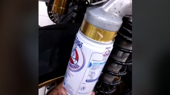 Modifikasi nyentrik Yamaha Aerox menggunakan kaleng bekas susu Bear Brand (TikTok)