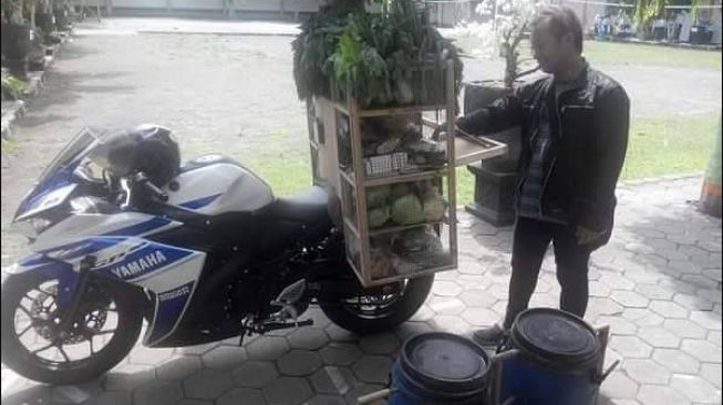 Apa enggak pegel yak naik motor begini saat berkeliling? (Arif Subkhan)