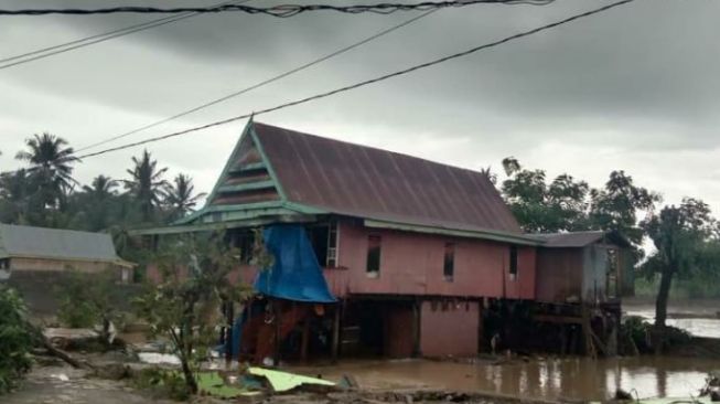 Rumah warga di Kabupaten Jeneponto rusak setelah diterjang banjir, Kamis 8 Juli 2021 [SuaraSulsel.id / Basarnas Sulsel]