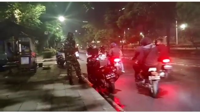 Viral video puluhan anggota Paspampres saat menggeruduk Mapolres Metro Jakarta Barat. (Instagram)