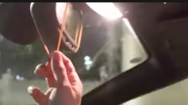 Spion Ferrari Rizky Billar dipasang sebuah karet gelang (Youtube)