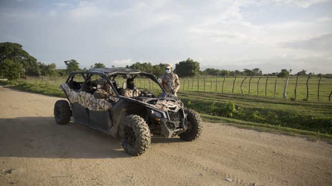 Tentara menjaga perbatasan Dajabon antara Republik Dominika dan Haiti setelah perbatasan ditutup karena pembunuhan yang dilakukan oleh kelompok bersenjata terhadap presiden Haiti, Jovenel Moise, pada (7/6/2021) dini hari. [Erika SANTELICES / AFP]