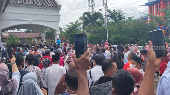 Dikepung Ribuan Massa, Eksekusi Bupati Pesisir Selatan Rusma Yul Anwar Akhirnya Ditunda