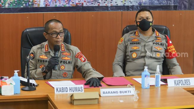 Kabid Humas Polda Metro Jaya Kombes Yusri Yunus (kiri) dan Kapolres Metro Jakarta Pusat Kombes Hengki Haryadi (kanan) saat menggelar rilis kasus narkoba yang menjerat Nia Ramadhani dan Ardie Bakrie di Polres Metro Jakarta Pusat, Kamis (8/7/2021). [Suara.com/Alfian Winanto]