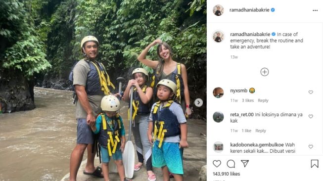 Potret Nia Ramadhani mengasuh anak [Instagram]