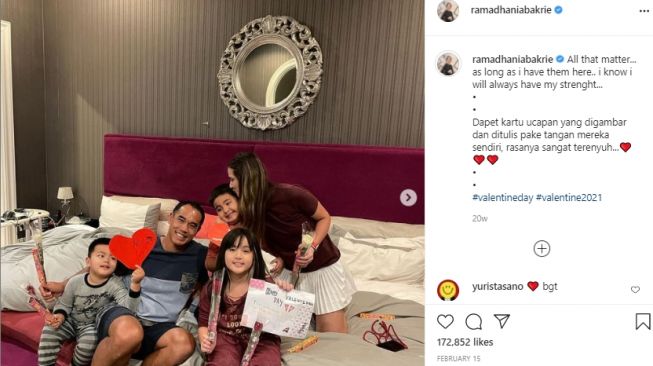 Potret Nia Ramadhani mengasuh anak [Instagram]