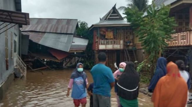 Rumah warga di Kabupaten Jeneponto rusak setelah diterjang banjir, Kamis 8 Juli 2021 [SuaraSulsel.id / Basarnas Sulsel]
