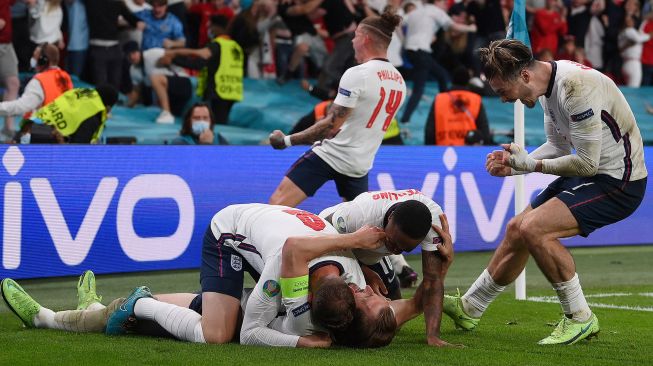 Para pemain Inggris merayakan gol kedua selama pertandingan sepak bola semifinal EURO 2020 antara Inggris melawan Denmark di Stadion Wembley London, Inggris, Kamis (8/7) dini hari WIB. [Foto/AFP]