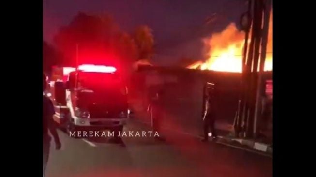 Sebuah Bangunan Dekat RS Siloam Duren Tiga Terbakar