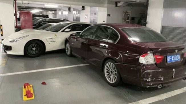 Mobil eksotis yang dihajar di parkir basement, ada Ferrari GTC4lusso,  Porsche 918 Spyder putih, dan efek domino menabrak Mercedes-Benz E-Class.[Carscoops]