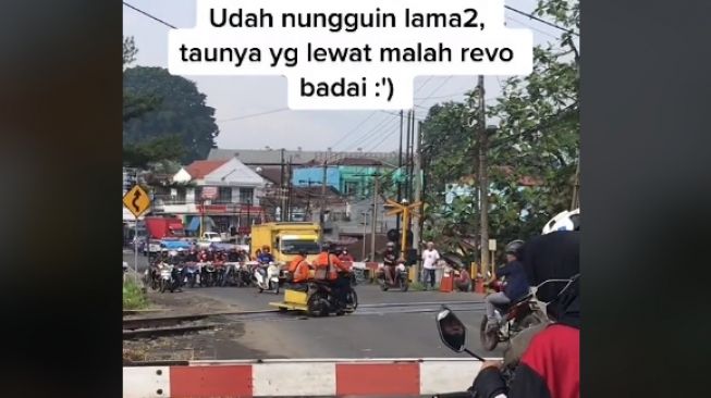 Pengguna jalan dibikin kecele ketika menunggu di palang pintu perlintasan kereta api (TikTok)