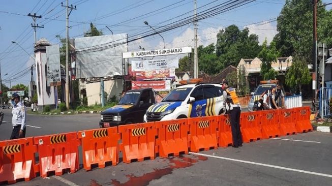 Petugas memasang barikade di Terminal Sukoharjo menuju kawasan kota kabupaten pada Jumat (9/7/2021). [Solopos.com/Istimewa/Dishub Sukoharjo]