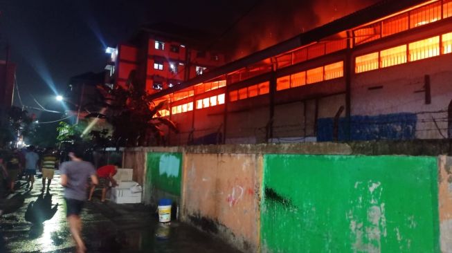 Penampakan gudang farmasi Dinas Kesehatan DKI Jakarta saat terbakar. (Dok.Sudin Gulkarmat Jaktim)