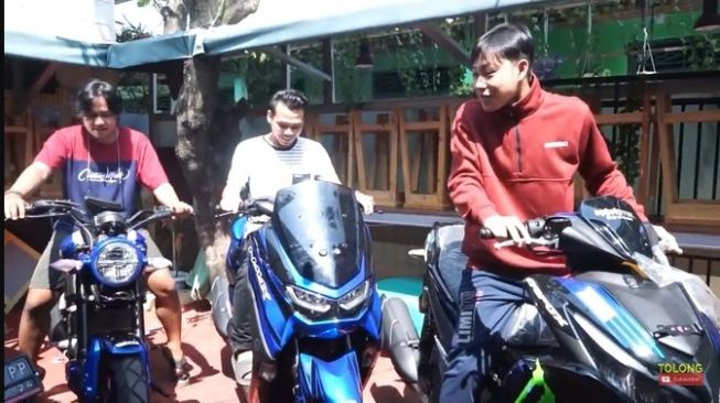 Tiga karyawan Ucok Baba mendapatkan motor baru Yamaha (Youtube)