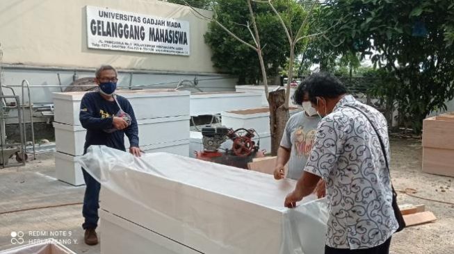 Proses pembuatan peti mati oleh para relawan alumni gelanggang mahasiswa UGM - (SuaraJogja.id/HO-relawan alumni gelanggang mahasiswa UGM)