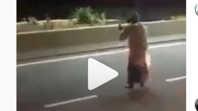 Viral Lagi, Pria Salat di Tengah Jalan, Warganet Geram: Tendang Aja..!