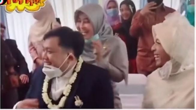 Pengantin pria kaget saat buka cadar mempelai wanita (tiktok)