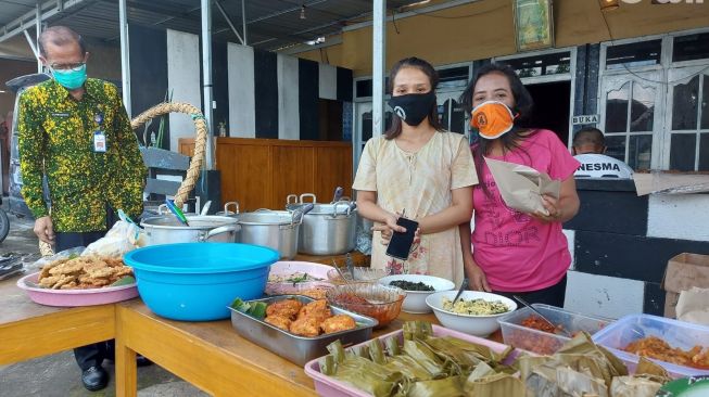 Tak Ada Pemasukan, Biduan Dangdut Cantik Magetan Deny Sasha Jualan Pecel di Rumahnya