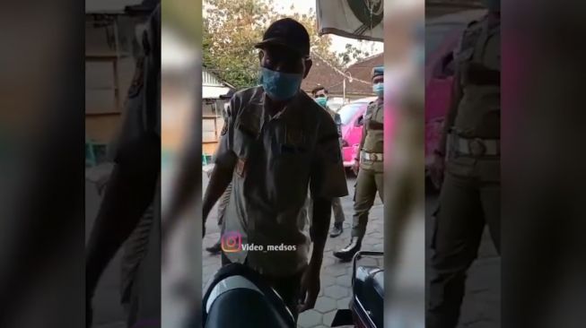 Viral petugas Satpol PP perintah tambal ban kerja online (Instagram @video_medsos)