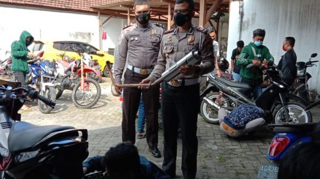 Polisi menunjukkan knalpot brong yang telah dilepas dari sepeda motor hasil razia di Mapolres Tulungagung [ANTARA/HO]