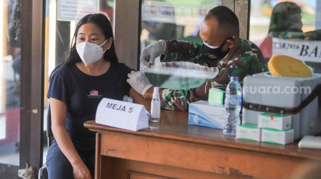 Warga menjalani vaksinasi di RPTRA Kalijodo, Jakarta Barat, Jumat (9/7/2021). [Suara.com/Alfian Winanto]