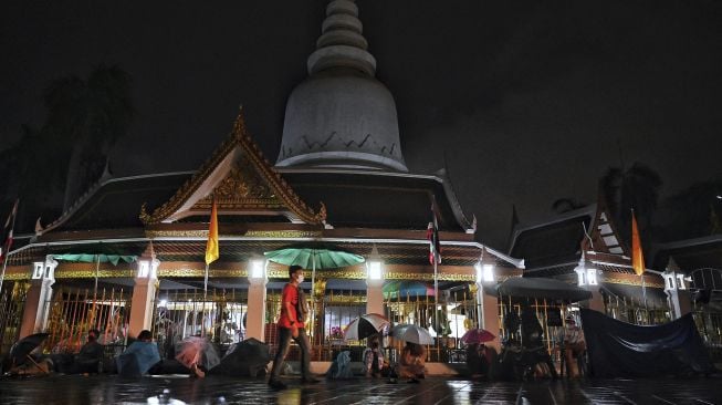 Warga mengantre semalaman untuk swab test COVID-19 gratis di Wat Phra Sri Mahathat Woramahawihan, Bangkok, pada (9/7/2021) dini hari. [Lillian SUWANRUMPHA / AFP]