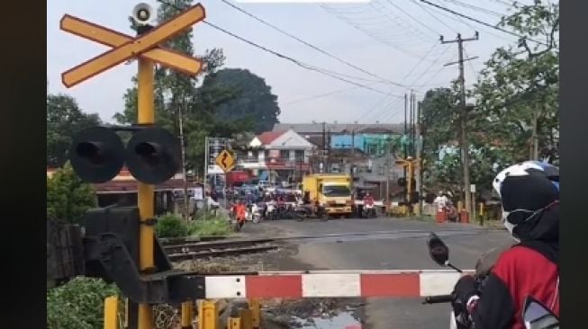 Honda Revo Bikin Pengguna Jalan Kecele di Perlintasan Kereta Api, Ini Sebabnya