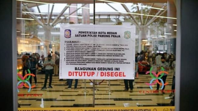 Centre Point Mall Medan disegel karena menunggak pajak. [Ist]