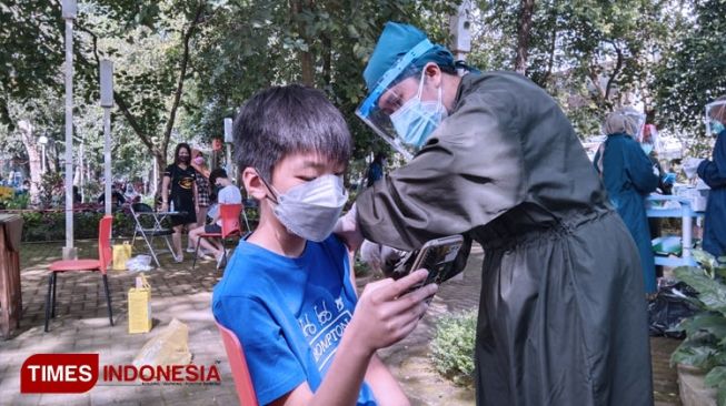 Santuy Vaksinasi Covid-19 Anak di Taman Slamet Kota Malang Sambil Main HP, Biasa Aja!