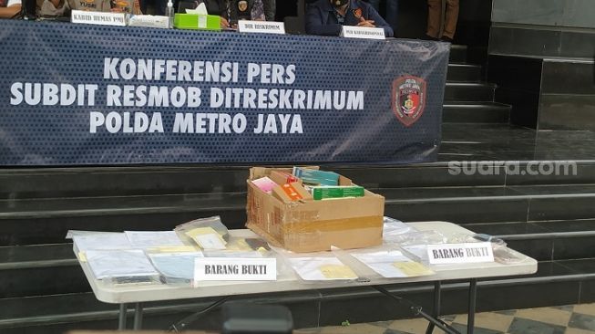 Barang bukti kasus penjualan obat Covid-19 oseltamivir yang harganya dinaikkan 4 kali lipat. (Suara.com/M Yasir)